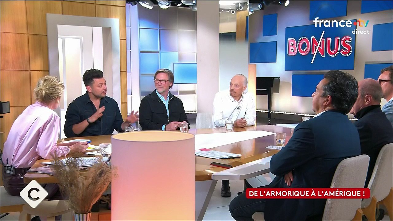 VOICI - "Ça me met très mal à l'aise" : Kev Adams gêné en visionnant ses passages dans des Comedy Clubs américains (ZAPTV)