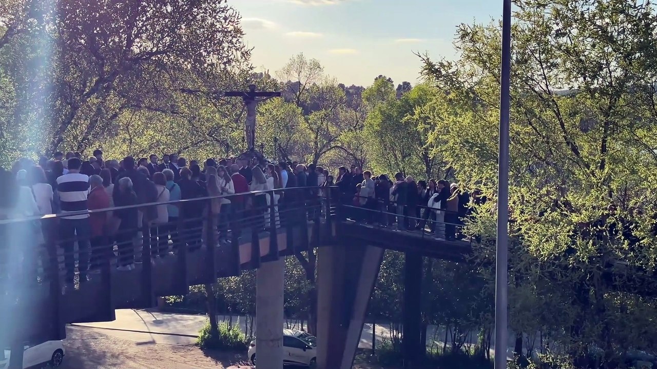 Cientos de fieles arropan el traslado del Cristo de la Vega