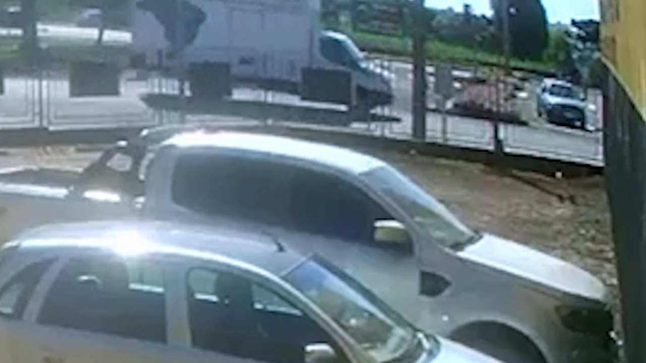 Câmera flagra forte colisão entre ônibus de linha e carro na Avenida Tancredo Neves