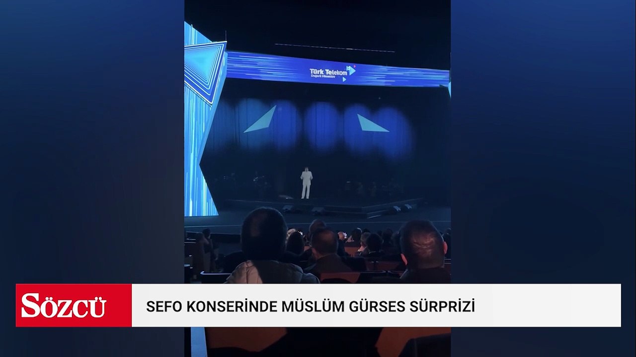 Sefo konserinde Müslüm Gürses hologramı ile düet yaptı