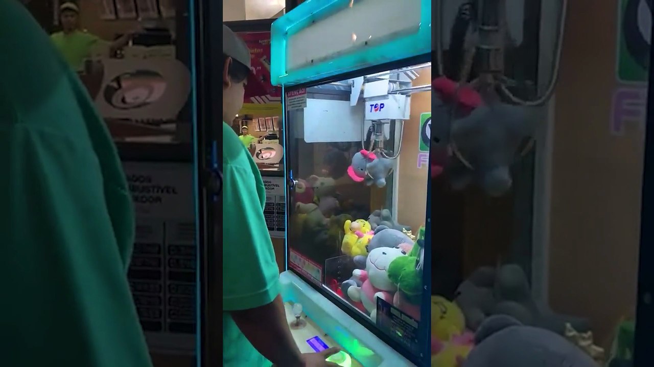 Hilarious video: young man hits the jackpot at a plush toy claw machine