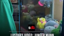 Lustiges Video: Junger Mann knackt den Jackpot an der Plüschtier-Greifmaschine