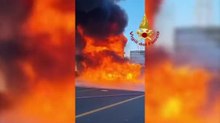 Il video del camion a fuoco sull’A1: chiuso per quattro ore il tratto di autostrada all’altezza di Sasso Marconi