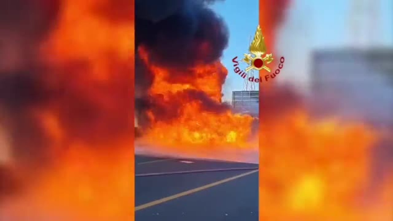 Il video del camion a fuoco sull’A1: chiuso per quattro ore il tratto di autostrada all’altezza di Sasso Marconi