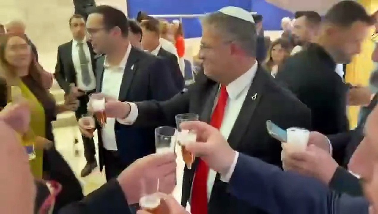 رفع الكؤوس في الكنيست على خلفية إقرار قانون إعدام الأسرى الفلسطينين