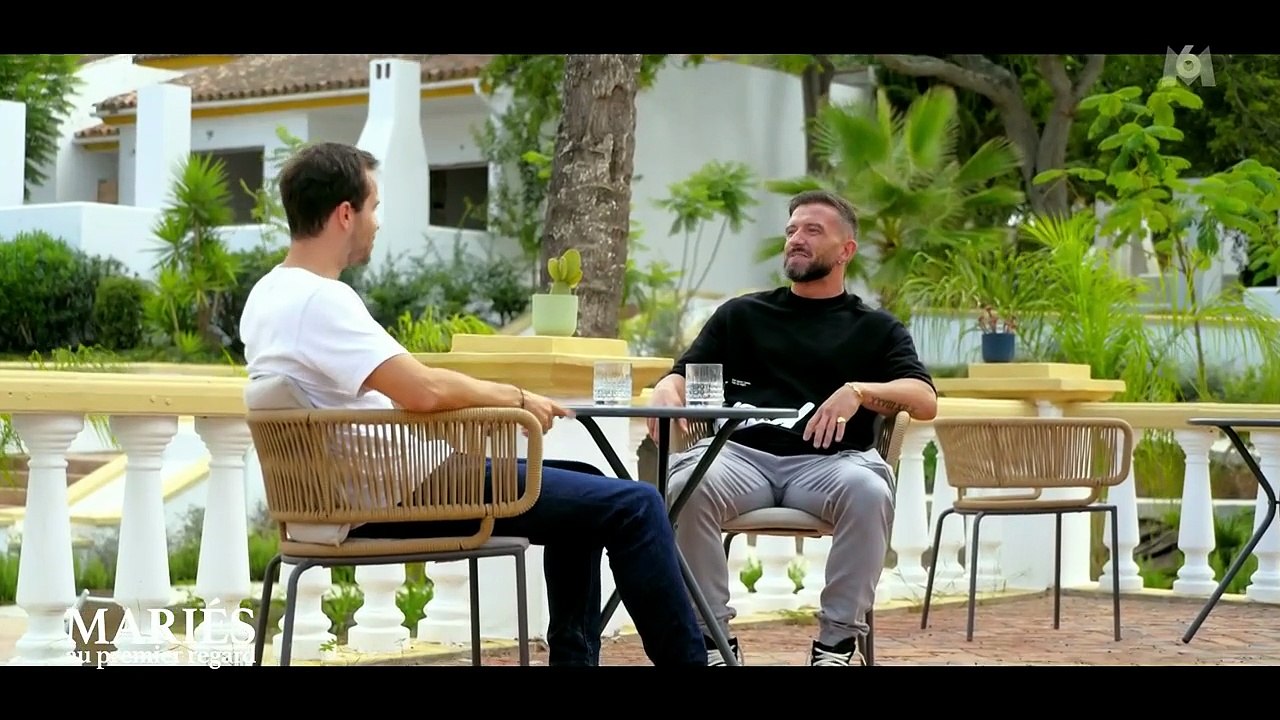 VOICI - Mariés au premier regard : la rencontre entre les deux futurs beaux-frères Antoine et Alex amuse les internautes (ZAPTV)