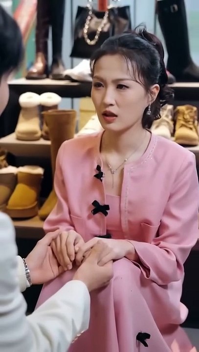 (88) Ending: She witnessed her boyfriend cheating and found out that he actually had a child, and was heartbroken, so she immediately proposed to break up, when the dog man saw the true face of the white moonlight, knelt down and begged her to turn back,