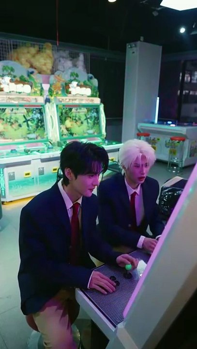 (82) Ending: Returning to her 18-year-old school days, she and her husband actually became classmates of their biological son, originally just wanted to quietly change their lives to make up for the regrets of their previous lives, but the family of three