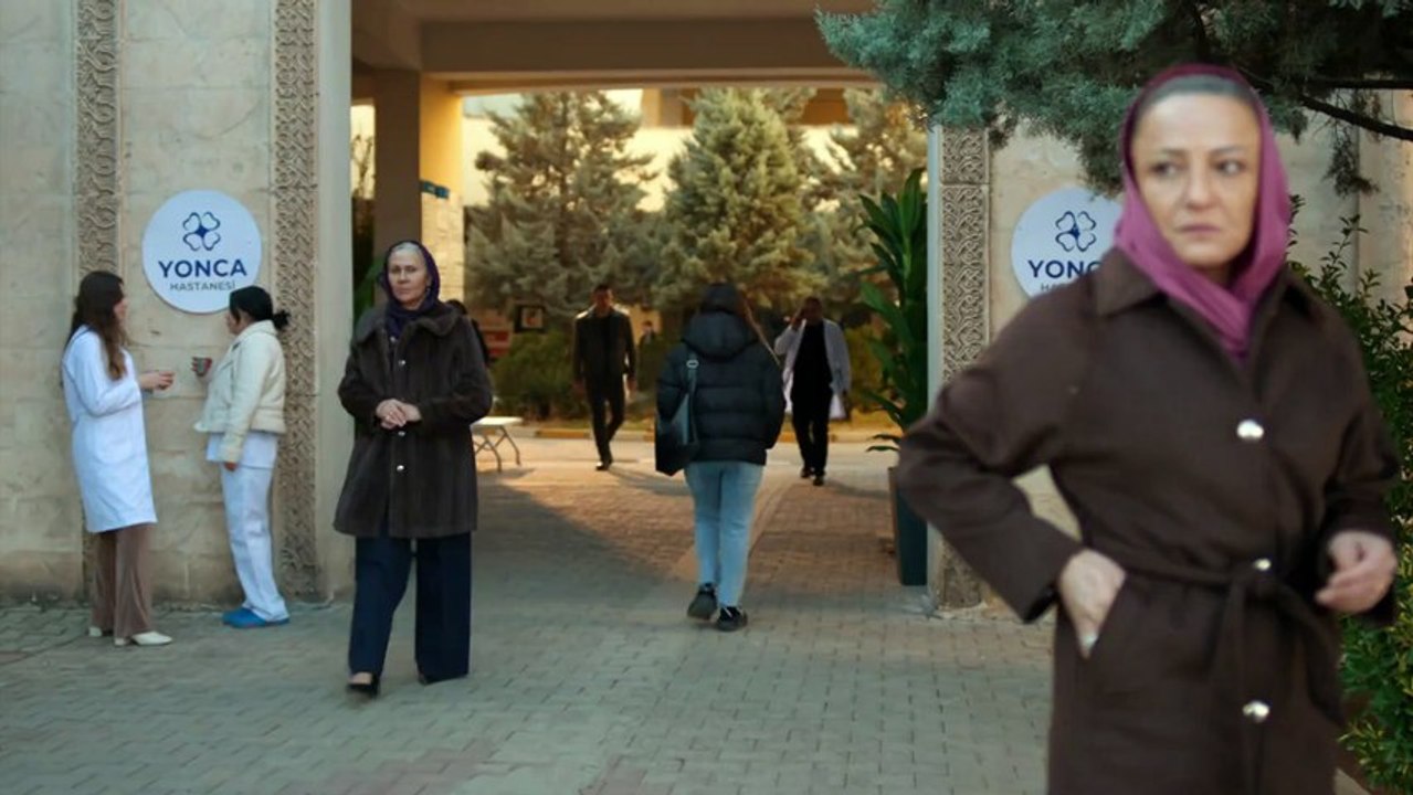 En tierra lejana (Uzak Şehir) - Capítulo 9 1/2