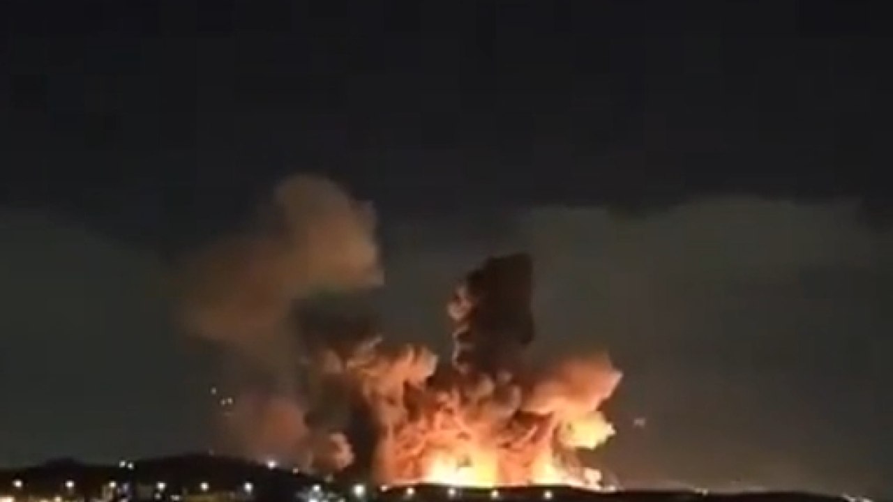 Gli Usa colpiscono un deposito munizioni in Iran: il video postato da Trump