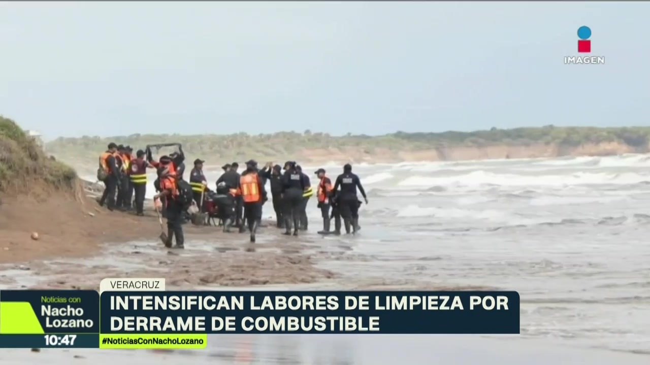 Por derrame de combustible, intensifican labores de limpieza en playas de Veracruz