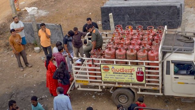 LPG किल्लत से फैक्ट्रियां बंद, मजदूर लौटे गांव... स्टेशन पर मजदूरों की भीड़