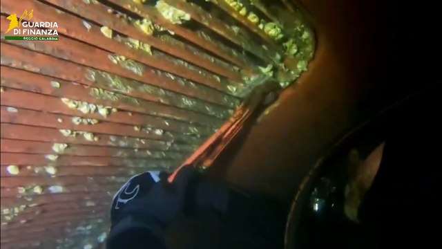 Il video del sequestro della guardia di finanza di quasi 400 chili di cocaina purissima al porto di Gioia Tauro