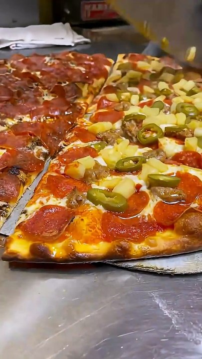 Half pepperoni half Hawaiian & jalapeño pizza 😍