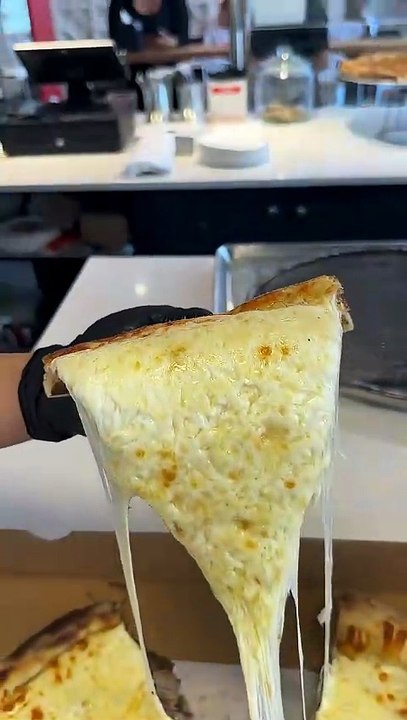 Triple cheese pizza 😮‍💨