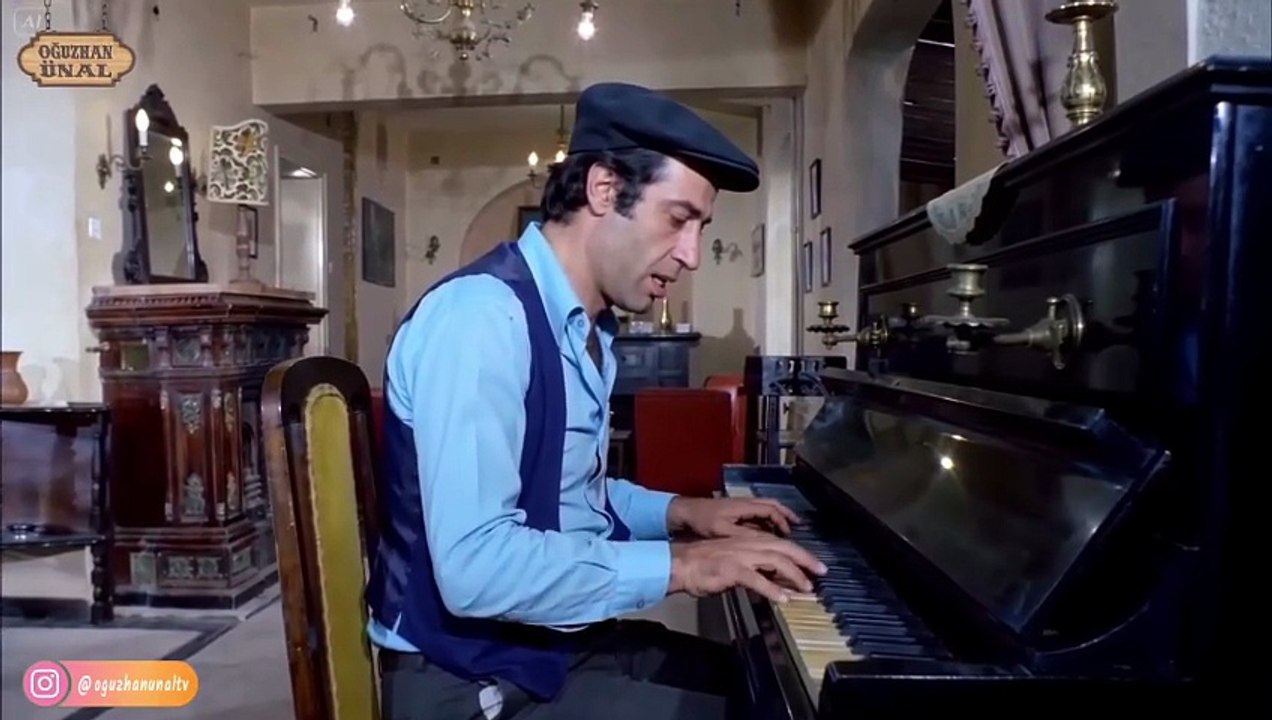 Sakar Şakir Piyano Çalıyor