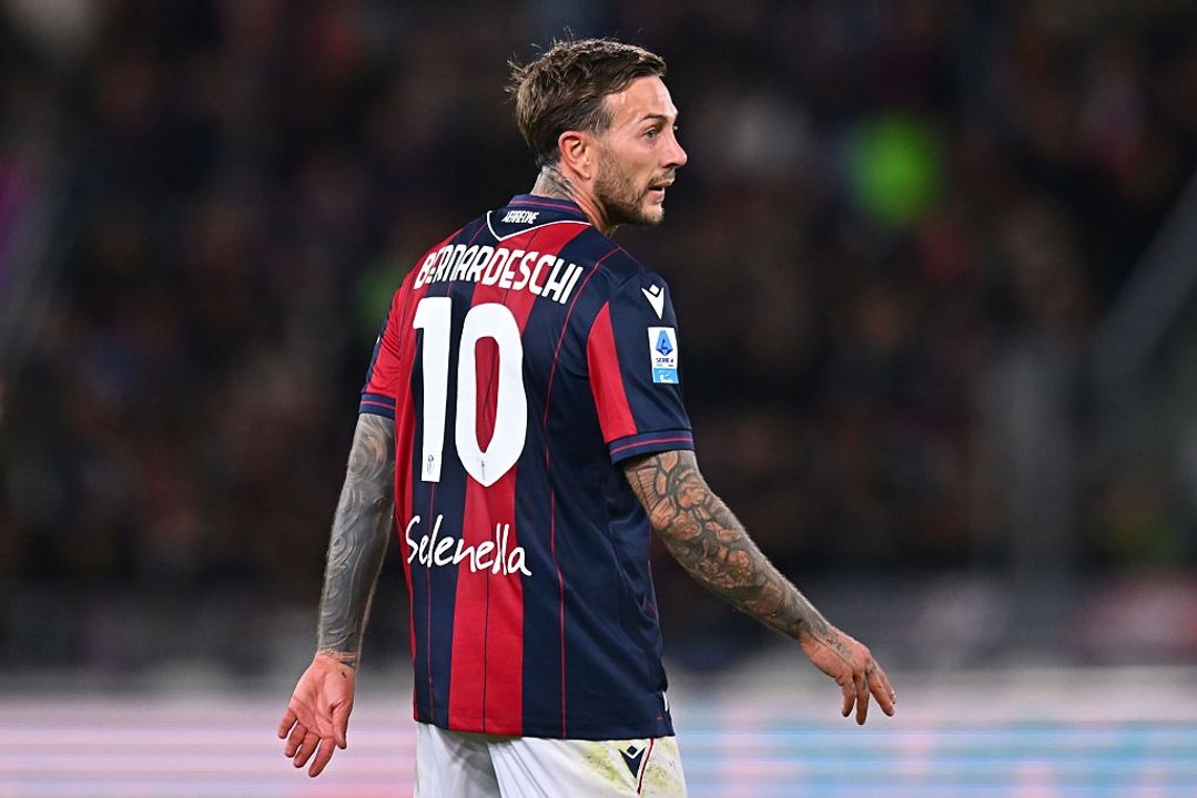 Bernardeschi si diverte con il karaoke: grandi sorrisi e gli applausi dei tifosi