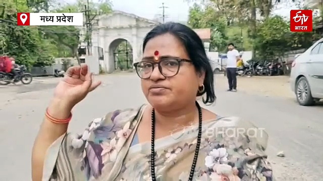 ग्वालियर में बीच सड़क पर बैठीं बीजेपी पार्षद, काम नहीं होने पर अंजाम भुगतने की दी चेतावनी