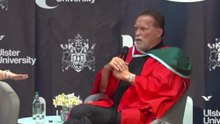Große Ehre in Belfast: Arnold Schwarzenegger erhält Ehrendoktor