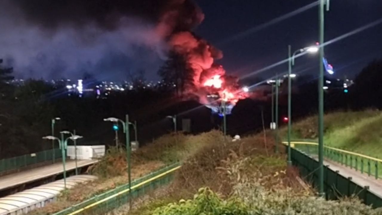 Sheffield: Dramatic footage shows huge flames from a fire near Meadowhall Shopping Centre