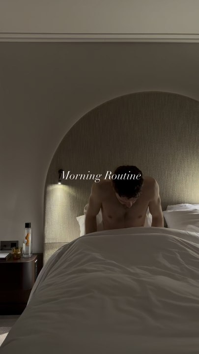 Morning Routine ASMR ☕️Peu importe l’endroit… nos routines nous suivent partout 💪🏻✨Deuxième fois ici, et toujours le même plaisir de se réveiller @hotelbelinda 🧡Et toi, c’est quoi ta morning routine idéale ? 🤔👇
