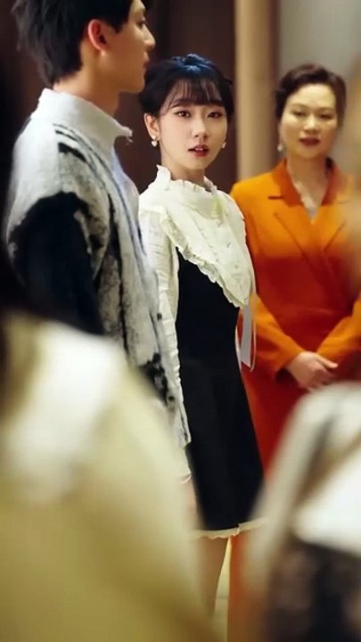 A Verdadeira Herdeira, Assim Que Voltou, Tornou-Se Um IncôModo Para Toda A FamíLia E Ainda A Enviaram Para Um Hospital PsiquiáTrico, Onde Foi Torturada Por TrêS Anos, Observando De Perto A Verdadeira Face De Toda A FamíLia. Com Um Acordo, Cortou Os LaçOs