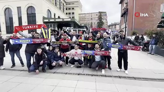 Ay-yıldızlı taraftarlar, A Milli Takım’ın kamp yaptığı otelin önünde toplandı | Ajansspor | IHA