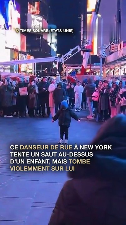 😱 Times Square, New York : Un danseur de rue tente de sauter par-dessus un enfant pour faire le show… et lui retombe dessus violemment !