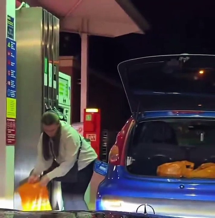😱 Royaume-Uni : Elle remplit des sacs de courses Sainsbury's avec de l'essence et les pose non fermés dans son coffre