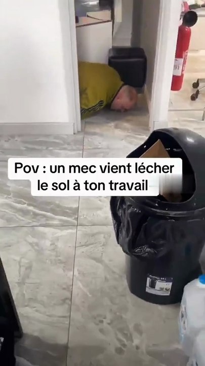 😨 Paris : Le mystérieux "lécheur de sol" de retour dans les boutiques — Après plusieurs mois d'absence, l'homme au comportement instable refait surface