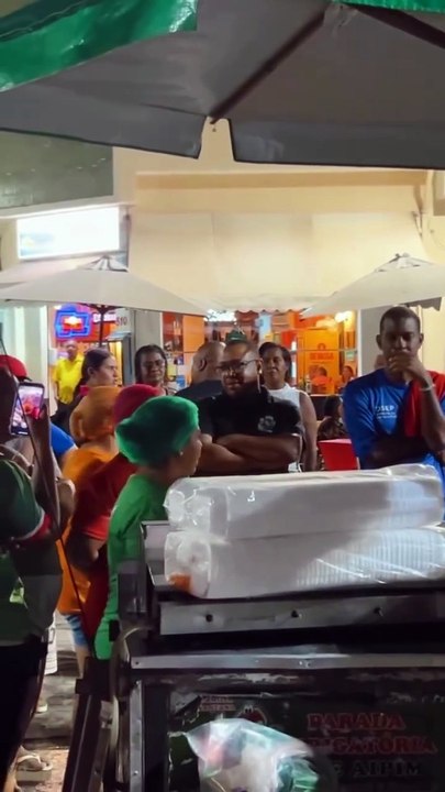 Vendedora ambulante se revolta durante fiscalização no Porto da Barra: 'Vou traficar com quatro filhos para criar?'