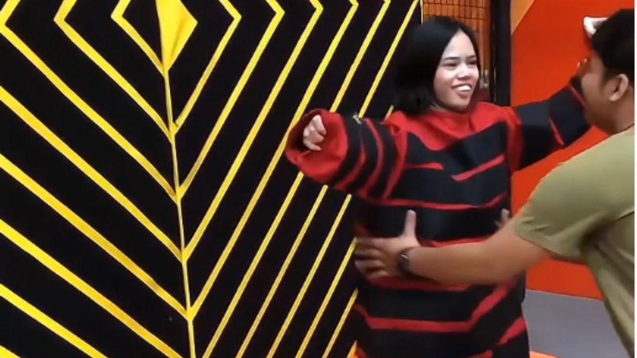 'Stick Me Up!' - Watch how a simple help request turns into a hilarious human-launch