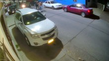 Hombre daña sin razón un carro en el Huizache I en #Durango