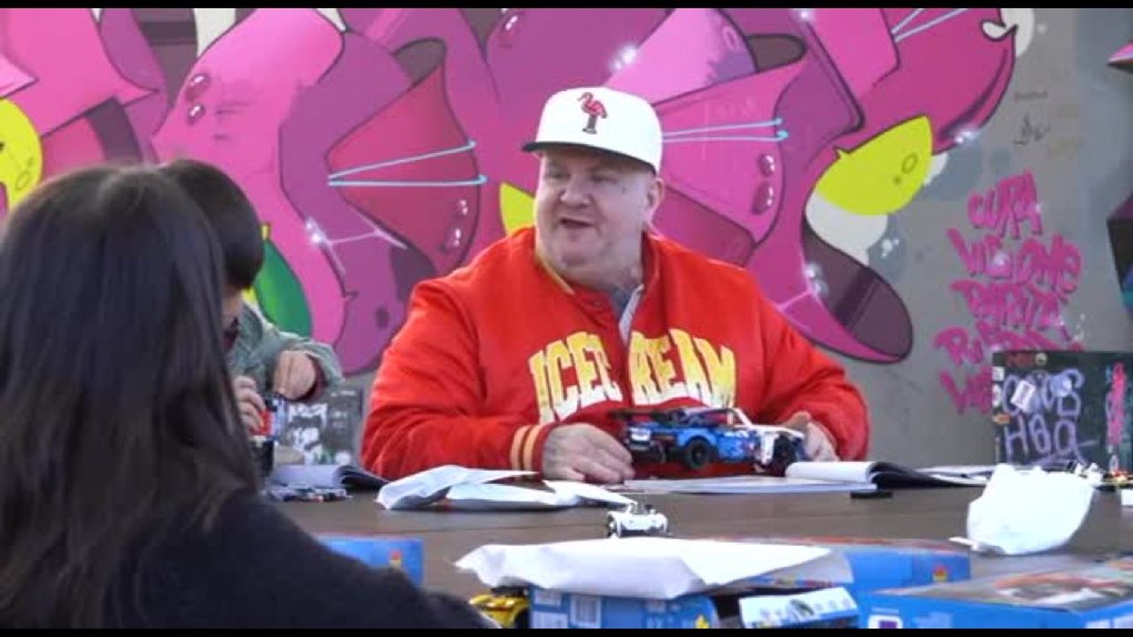 Jake La Furia costruisce veicoli Lego con i bambini a Milano