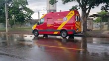 Motociclista é socorrida pelo Siate após queda na Avenida Tito Muffato