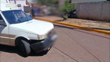 Batida entre carro e moto deixa jovem ferido no Vila Operária em Toledo