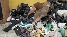 VÍDEO: Montanha de lixo eletrônico é descartada no meio da rua em Salvador; confira
