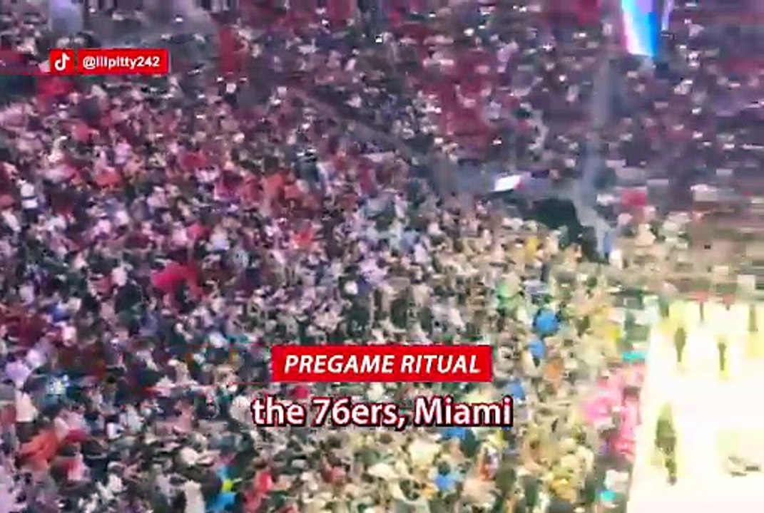 Jugadores del Miami Heat comparten un momento previo al partido ante los 76ers