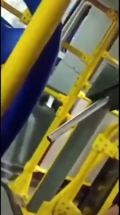 Video | Supuesto vendedor ambulante amenaza con destornillador en bus del SITP