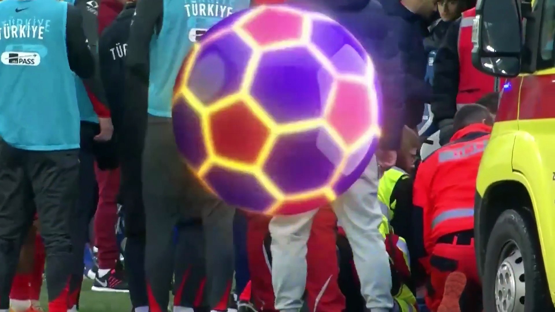 El seleccionador sub-21 de Turquía se desploma tras una tarjeta roja a uno de sus jugadores y tiene que entrar la ambulancia