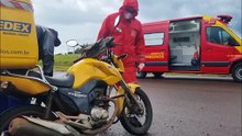 Motociclista dos Correios fica ferido após queda em lombada no Periolo
