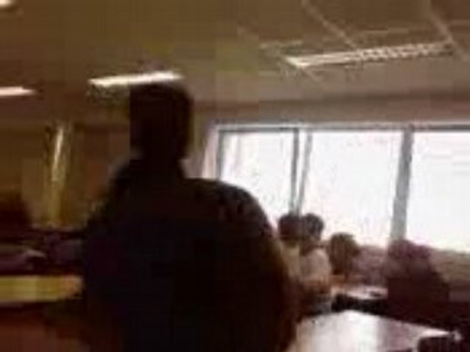 Pauline les doigt dans la prise électrique !!!