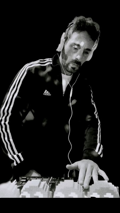 Giovedì 2 aprile alle ore 22:00 staremo insieme per un'ora con un Live streaming DJSet sulla mia fan page di Facebook:Link della mia pagina:https://www.facebook.com/share /1JPnwtkmKK/Mixero per voi in Diretta miscelando vari generi musicali