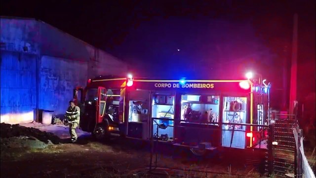 Incêndio em barracão abandonado mobiliza Bombeiros no Santos Dummont