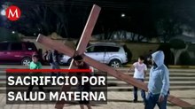Hombre carga cruz de 100 kilos en Oaxaca por sanación de su madre