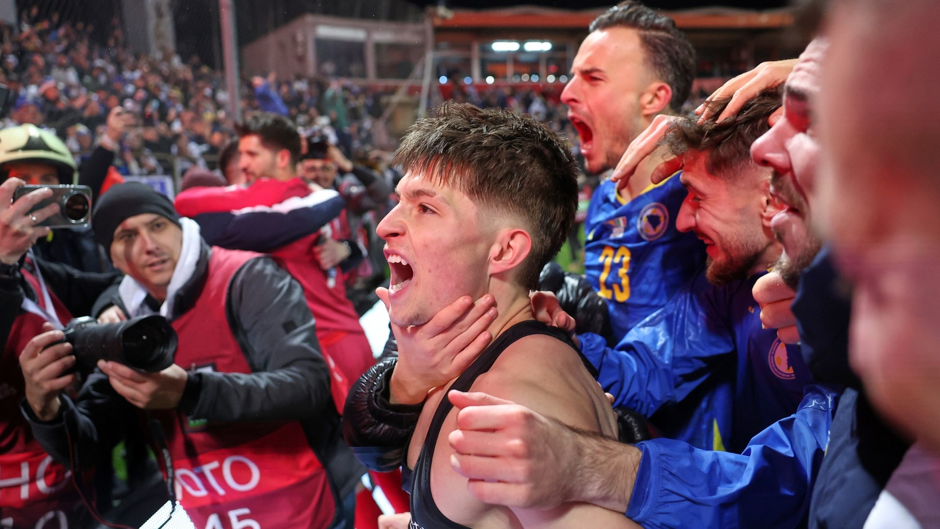 Locura absoluta en las calles de Bosnia por su clasificación para el Mundial