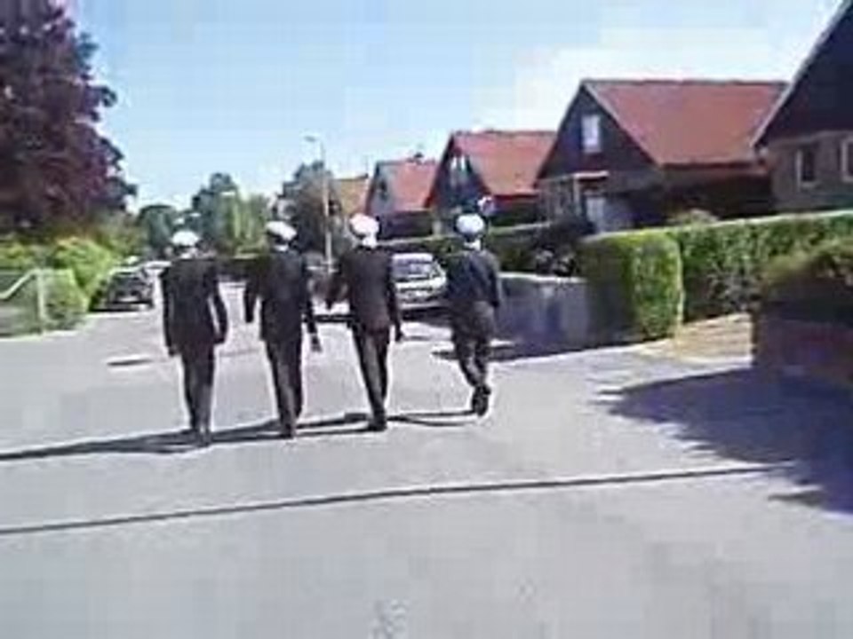 SP05EI går till skolan efter champagnefrukosten