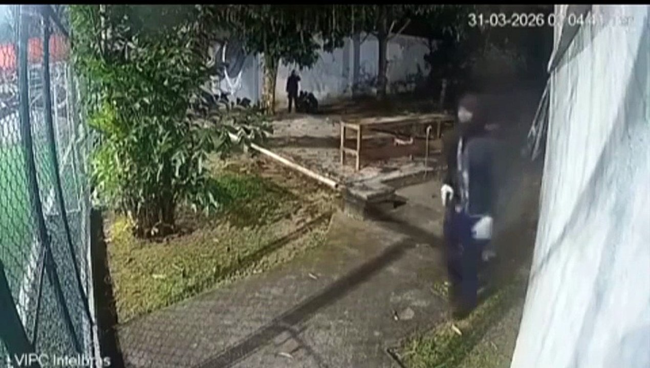 Câmeras de segurança registram assaltantes invadindo a casa de MC Poze; veja