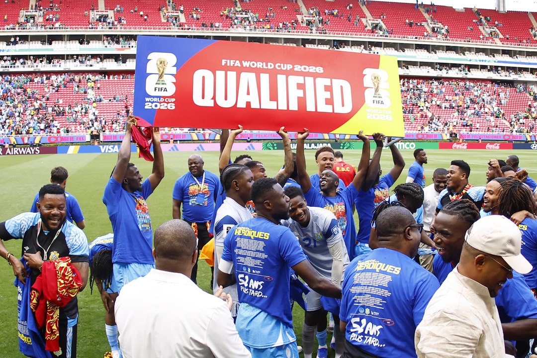 Celebración bajo la lluvia en el Congo por la herócia clasificación