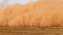 L'impressionante muro di sabbia sul Sahara: la tempesta travolge la città algerina